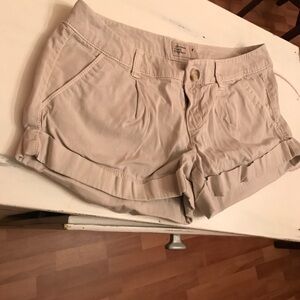 American Eagle kaki shorts